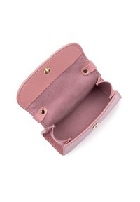 Portafoglio in finta pelle rosa, con un esterno texturizzato, interno in morbido suede, chiusura a scatto e due scomparti per carte. Vista aperta esposta.