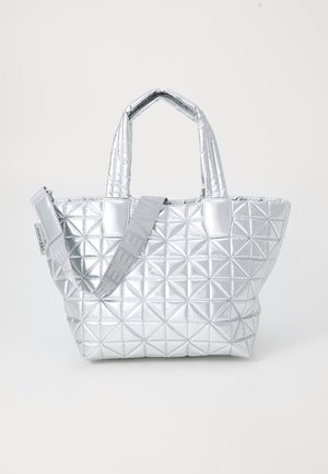 Sølv quiltet totebag med geometrisk mønster, med doble håndtak og avtagbar skulderrem. Glatt, glansfullt materiale.