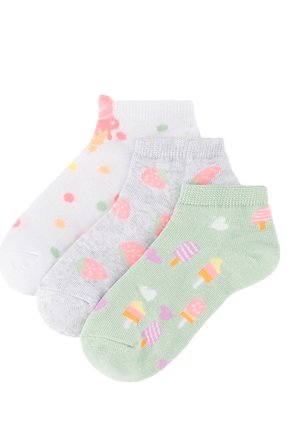 Tres pares de calcetines tobilleros con patrones coloridos: blanco con puntos y helado, gris con fresas, y verde con paletas y corazones.