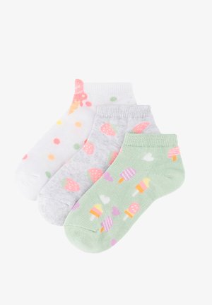 Tres pares de calcetines tobilleros con patrones coloridos: blanco con puntos y helado, gris con fresas, y verde con paletas y corazones.