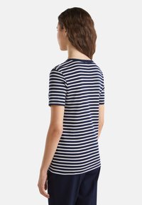 Niebiesko-biały w paski t-shirt z krótkim rękawem, okrągłym dekoltem, wykonany z miękkiego materiału, z dopasowanym krojem i klasycznym designem.