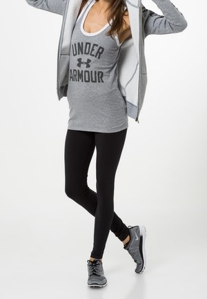 Graues Tanktop mit "UNDER ARMOUR" in fettem schwarzen Text, kombiniert mit schwarzen Leggings und strukturierten schwarz-grauen Turnschuhen. Graue Kapuzenjacke.
