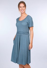 Blau gemustertes Kleid mit kurzen Ärmeln, Rundhalsausschnitt und gerafftem Taillenbereich, ausgestattet mit Taschen im Rock für zusätzliche Funktionalität.