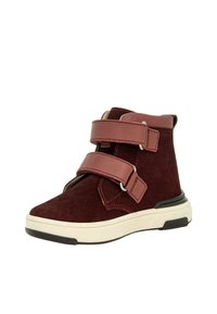 Burgunderfarbenes Wildleder-Hochschuh mit zwei braunen Klettverschlüssen, weißer Zwischensohle und schwarzem Gummisohle. Verfügt über genähte Details und einen gepolsterten Kragen.