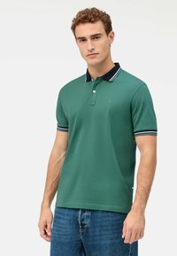 Polo verde realizzato in morbido cotone. Presenta un colletto nero con strisce bianche e accenti a righe coordinati sulle maniche. Design semplice.