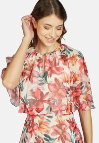 Blumen-Chiffon-Top mit Schlüssel-Ausschnitt, das rosa- und rotfarbene Blumenmuster auf einem hellen Hintergrund und weiche, fließende Ärmel bietet.