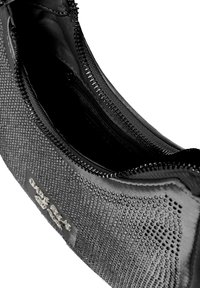 Pochette nera con texture, dotata di chiusura a zip, caratterizzata da piccole doti in rilievo all'esterno e una fodera interna liscia.