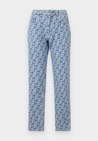 Jeans de mezclilla azul claro con un patrón geométrico blanco, diseño de pierna recta, cierre de botón y estilo de cinco bolsillos.