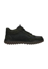 Grüne und schwarze Sneaker mit einem strukturierten Wildleder-Obermaterial, durchlöchertem Design, Schnürverschluss und einer robusten Gummisohle mit Rillen.
