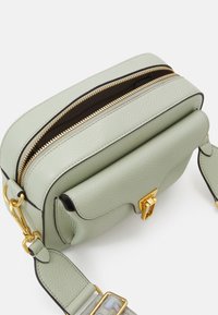 Coccinelle BEAT  - Torba preko tijela - celadon green