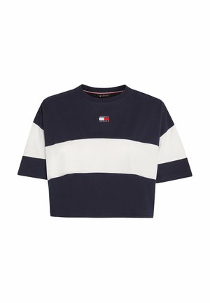 T-shirt court bleu marine avec une large bande blanche horizontale sur la poitrine et les manches, avec un petit écusson logo Tommy Jeans au centre.