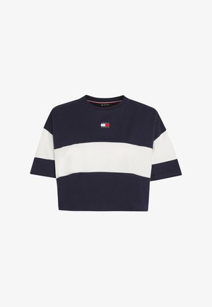 Tengerészkék rövidített póló széles fehér vízszintes csíkkal a mellkason és az ujjakon, középen kis Tommy Jeans logóval.