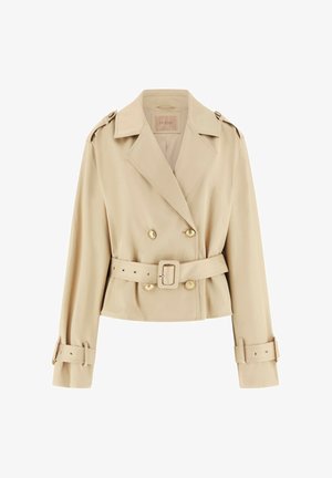 Trench-coat beige court avec boutons dorés croisés, col large, taille ceinturée, épaulettes et bracelets de manche réglables.