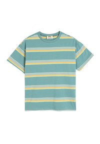 Camiseta de manga corta en color turquesa con rayas horizontales en blanco, amarillo y gris. Cuello redondo y corte casual, hecha de tela de algodón suave.