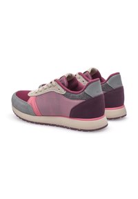 Sneaker multicolori realizzati con una combinazione di suede, mesh e materiali sintetici. Predominantemente rosa scuro, grigio e beige con accenti testurizzati.