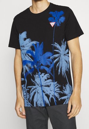 Czarna koszulka z niebieskimi grafikami palm na przodzie, z małym czerwonym trójkątnym logo na klatce piersiowej. Materiał bawełniany, krótkie rękawy.
