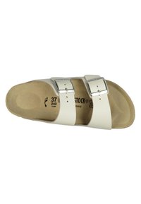 Sandal con due cinghie bianche caratterizzato da fibbie metalliche, una soletta imbottita e una suola testurizzata, contrassegnato con la taglia 37 e i dettagli del marchio.