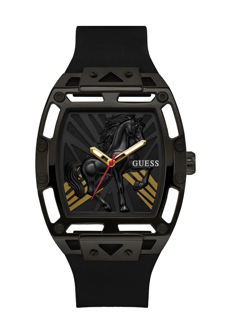Montre-bracelet noire avec boîtier rectangulaire à cadre ouvert, aiguilles dorées et rouges, figure de cheval noir en relief, et logo "GUESS" sur le cadran.
