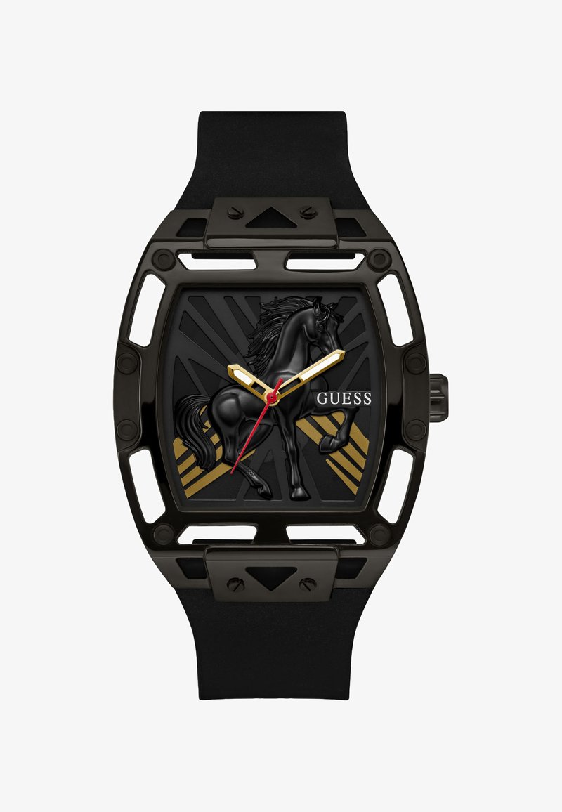 Montre-bracelet noire avec boîtier rectangulaire à cadre ouvert, aiguilles dorées et rouges, figure de cheval noir en relief, et logo "GUESS" sur le cadran.