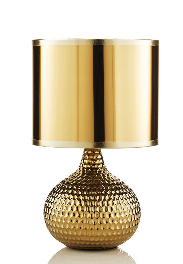 Gouden tafellamp met een gestructureerde honingraatbasis en een spiegelende cilindrische kap. Het ontwerp heeft een gladde, reflecterende afwerking en een metallische textuur.
