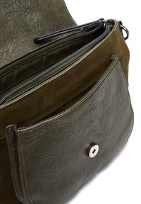 Bolso de hombro de cuero verde oliva con un acabado texturizado, que cuenta con un compartimento con cremallera y un bolsillo frontal con cierre a presión.