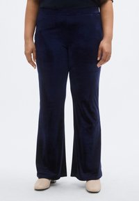Σκούρο μπλε παντελόνι με φαρδιά πόδια από μαλακό, υφασμένο ύφασμα. Διαθέτει λείο ζωνάκι στη μέση και άνετη εφαρμογή από τη λεκάνη μέχρι το τελείωμα.