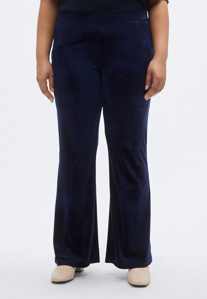 Σκούρο μπλε παντελόνι με φαρδιά πόδια από μαλακό, υφασμένο ύφασμα. Διαθέτει λείο ζωνάκι στη μέση και άνετη εφαρμογή από τη λεκάνη μέχρι το τελείωμα.