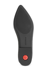 Semelle de chaussure noire texturée avec une forme pointue et des rainures de flexion. Présente un accent hexagonal rouge proéminent au niveau du talon. Taille 38 inscrite.
