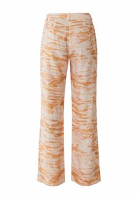 Pantalon large en lin avec un motif abstrait orange sur un fond clair. Comprend une ceinture à mi-hauteur et des poches latérales.