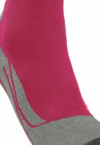 Chaussette légère, à hauteur de genou, en fuchsia et gris. Caractéristiques d'une texture côtelée, de motifs contrastés, et d'une reinforcement aux zones des orteils et du talon pour plus de durabilité.