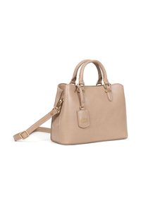 Borsa a mano in pelle sintetica beige con doppi manici e tracolla regolabile. Presenta accessori in tonalità oro e un piccolo tag decorativo. Forma quadrata.