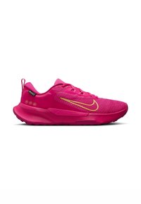 Zapatilla de correr Nike en un vibrante color rosa con un upper texturizado, logo swoosh dorado y una suela flexible. Incluye una pestaña para facilitar su uso.