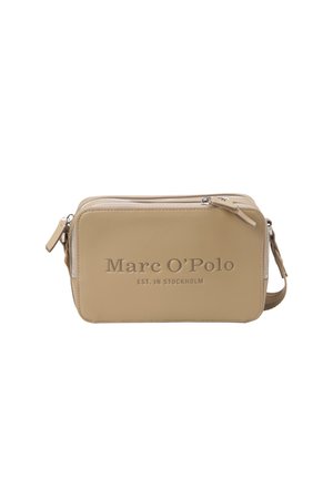Beżowa prostokątna torebka na ramię z srebrnymi suwakami i wytłoczonym napisem „Marc O'Polo Est. in Stockholm" z przodu.