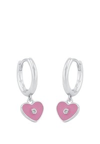 Orecchini a cerchio argentati con pendenti a forma di cuore rosa, ciascuno con un piccolo cristallo al centro. Texture liscia, design arrotondato.