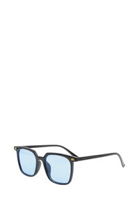 Occhiali da sole quadrati con montatura nera e lenti blu. Presentano dettagli dorati sulle tempie, un design elegante e materiale plastico resistente.