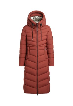 Palton lung, umplut cu vatelină, de culoare roșie, cu glugă, având un fermoar frontal, matlasare în formă de zimți, buzunare laterale și o căptușeală argintie strălucitoare.