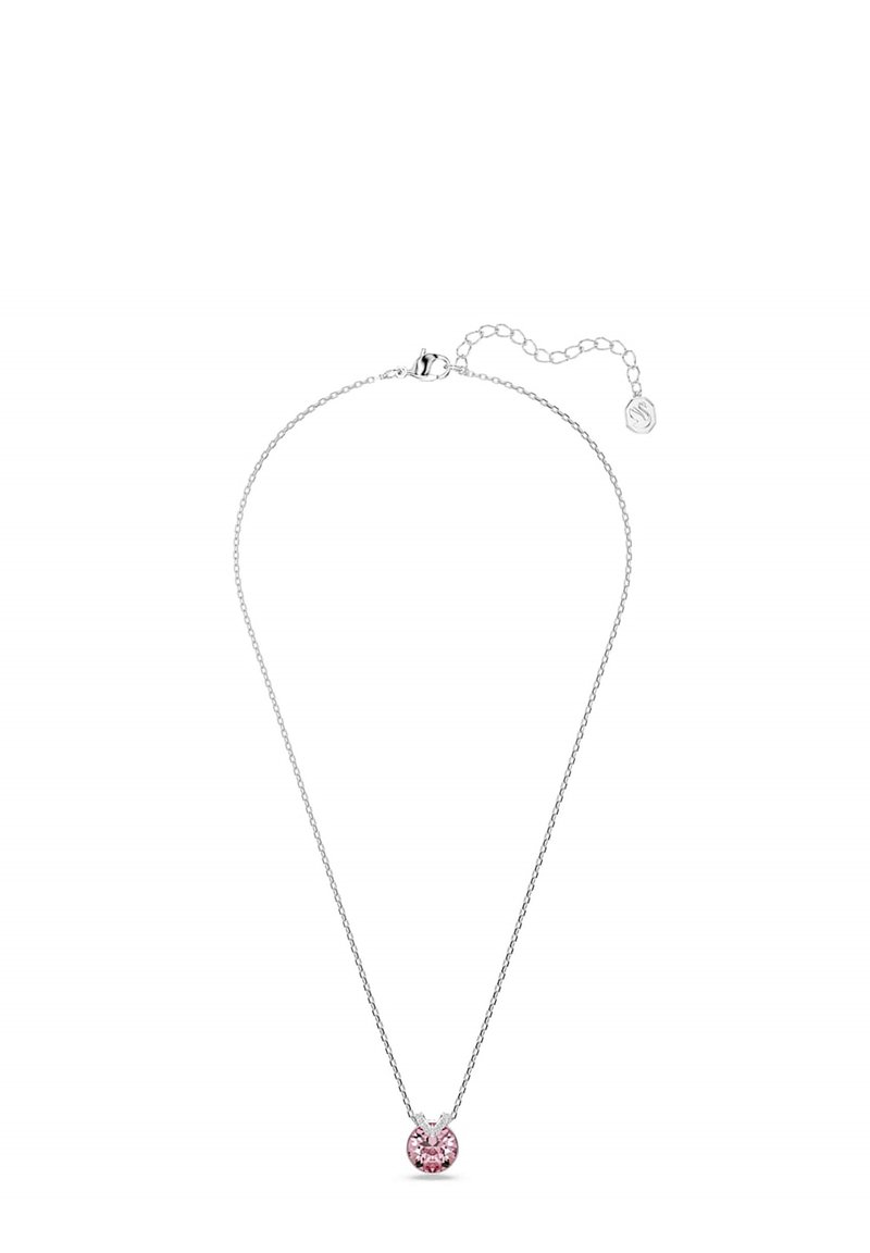 Zilveren ketting met een ronde rozenkwarts hanger, voorzien van een eenvoudige sluiting en verstelbare lengte. Soepele textuur met sprankelende accenten.