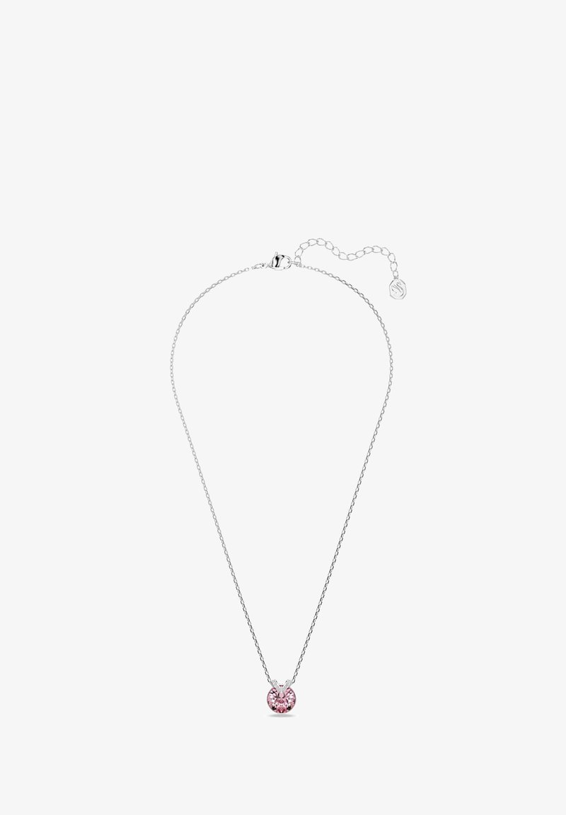 Zilveren ketting met een ronde rozenkwarts hanger, voorzien van een eenvoudige sluiting en verstelbare lengte. Soepele textuur met sprankelende accenten.