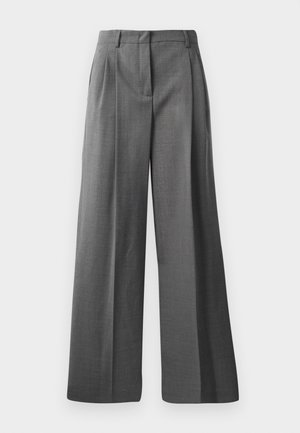 Pantalons larges gris en tissu texturé avec un motif discret. Présente des plis sur le devant et une ceinture avec passants.