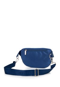Námořnická modrá nylonová taška přes rameno s texturovaným povrchem, přední kapsou na zip a širokým nastavitelným popruhem s vyraženým názvem značky.