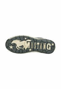 Zwarte rubberen schoenzool met een galopperend paard en de tekst "MUSTANG" met sterpatronen, die een loopvlakontwerp voor grip toont.