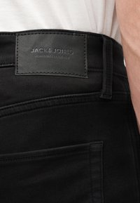 Μαύρο τζιν από denim με ραμμένη δερμάτινη ετικέτα στην πίσω μέση, με την επιγραφή «JACK & JONES JEANS INTELLIGENCE».