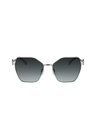 Lunettes de soleil hexagonales avec des verres à dégradé sombre, une fine monture en métal argenté et des embouts de branches noirs. Design léger et accents matériels minimaux.