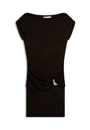 Sort kortærmet kjole med bådudskæring, rynket taljedetalje og sølvfarvet trekantet pynt på venstre side.