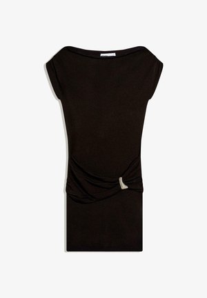 Vestito nero a maniche corte con scollo a barca, dettaglio arricciato in vita e decorazione triangolare argentata sul lato sinistro.