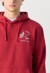 Scotch & Soda REGULAR FIT FRONT AND BACK ARTWORK HOODIE - Hoodie - roadside red