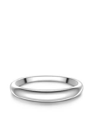 Anillo de plata pulida con una banda lisa y redondeada. Forma circular que presenta un diseño limpio y sin costuras, con una superficie reflectante.