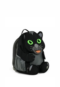 Rucksack im Katzen-Design mit großen grünen Augen, strukturiertem Stoff, einem lächelnden Mund und Seitentaschen. Mit grauen Ohren und Pfoten akzentuiert.