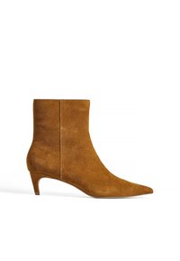Botte de cheville en daim marron avec un bout pointu et un petit talon. Le design présente une texture lisse et un empeigne sans couture.