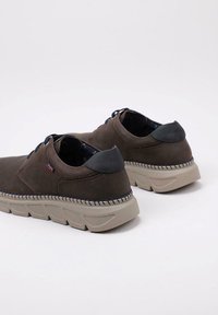 CallagHan Zapatos con cordones - brown